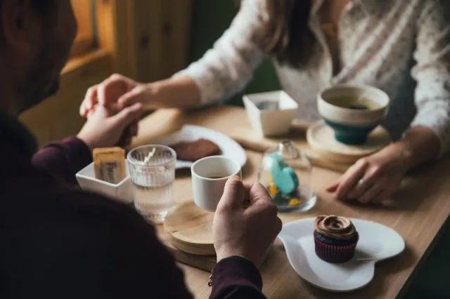 Meble na wymiar dla lokali gastronomicznych – rodzaje, zalety, ceny
