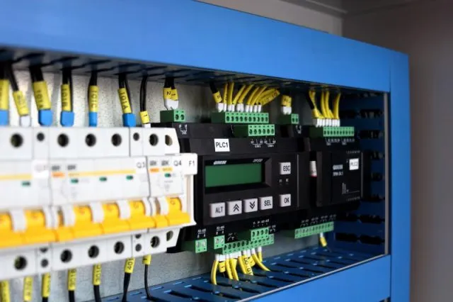 Podstawowe elementy systemów automatyki – czyli rzecz o sterownikach PLC