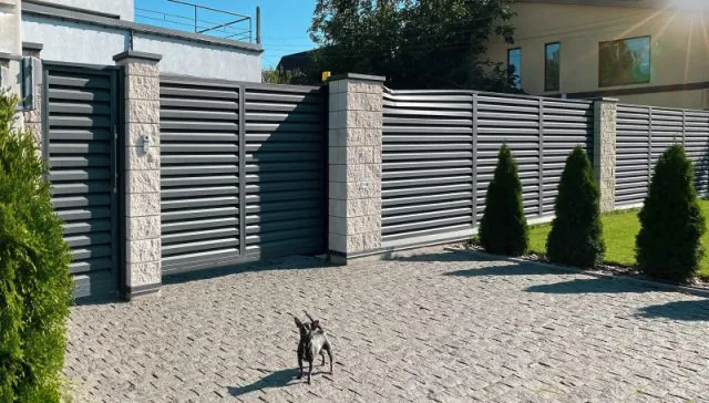 Zastosowanie muru łupanego do budowy ogrodzeń