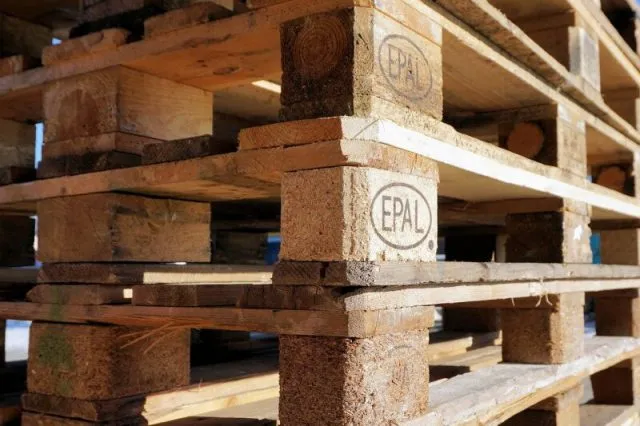 Jak zbudować meble ogrodowe z palet?